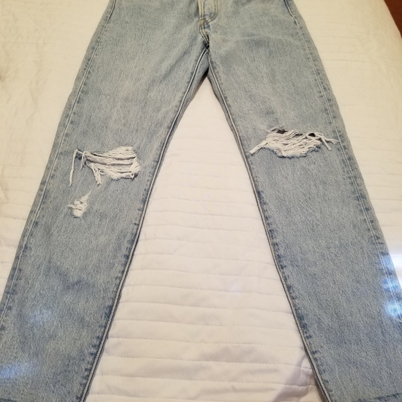 Levi’s Wedgie Straight Ankle Distressed Jeans - Picture 9 of 12